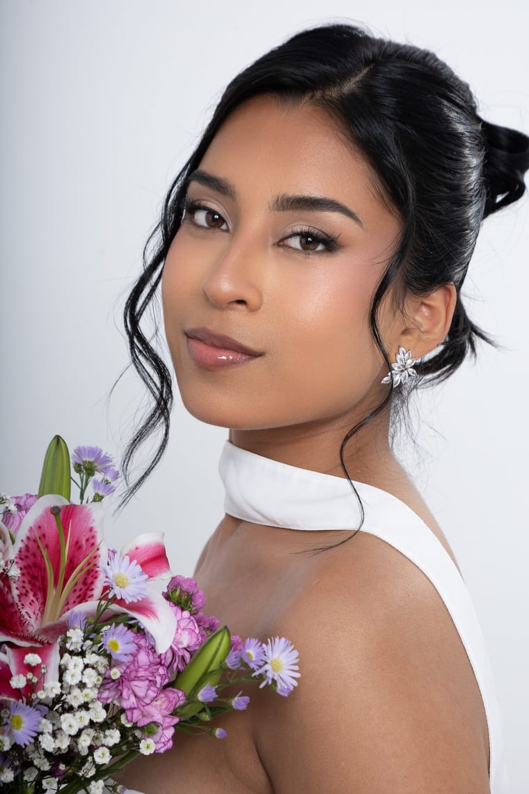 Novia con maquillaje glow y recogido elegante