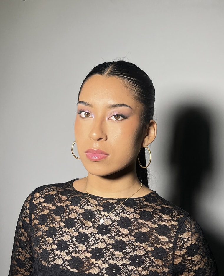 Maquillaje social en tonos suaves con labial rosado