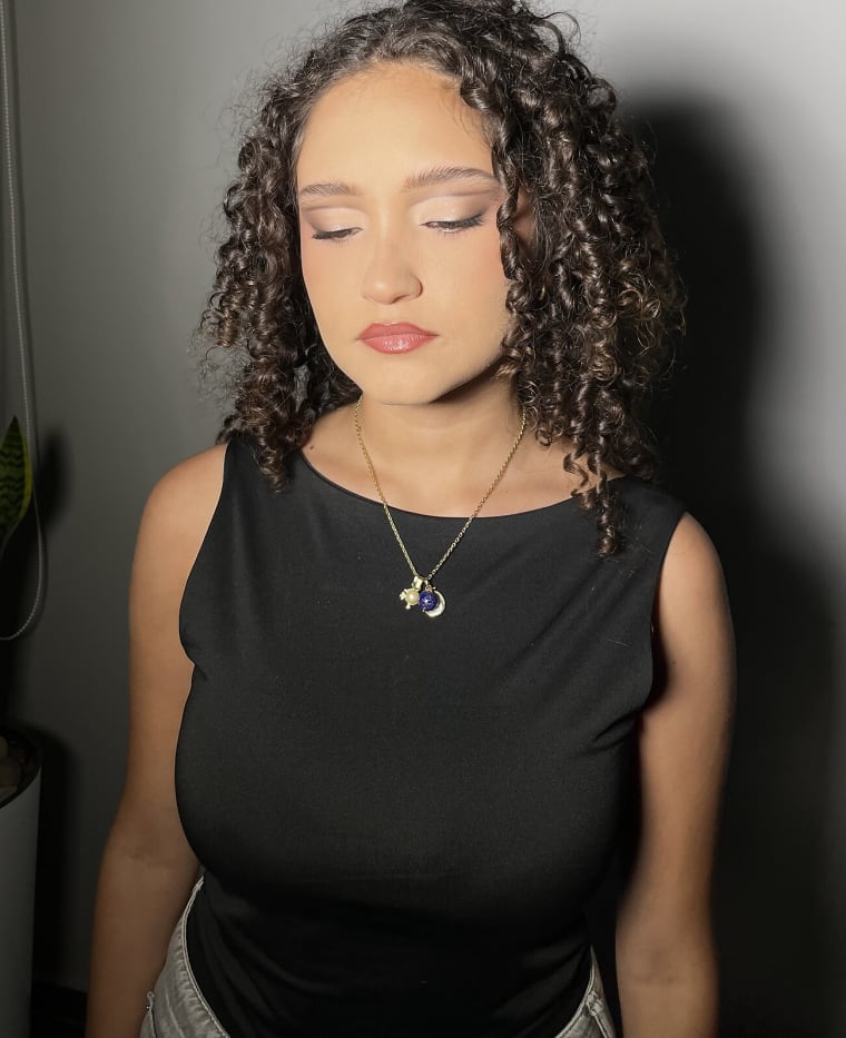 Mirada con sombras malva degradadas, soft glam
