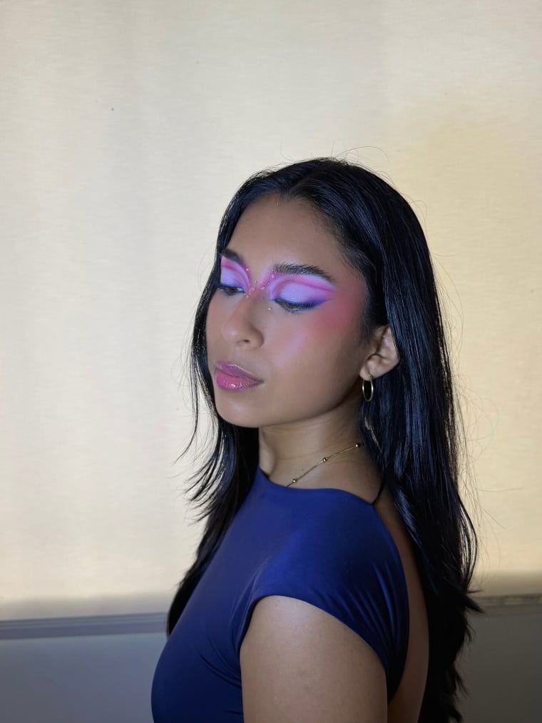 Maquillaje editorial con sombras en tonos rosa magenta