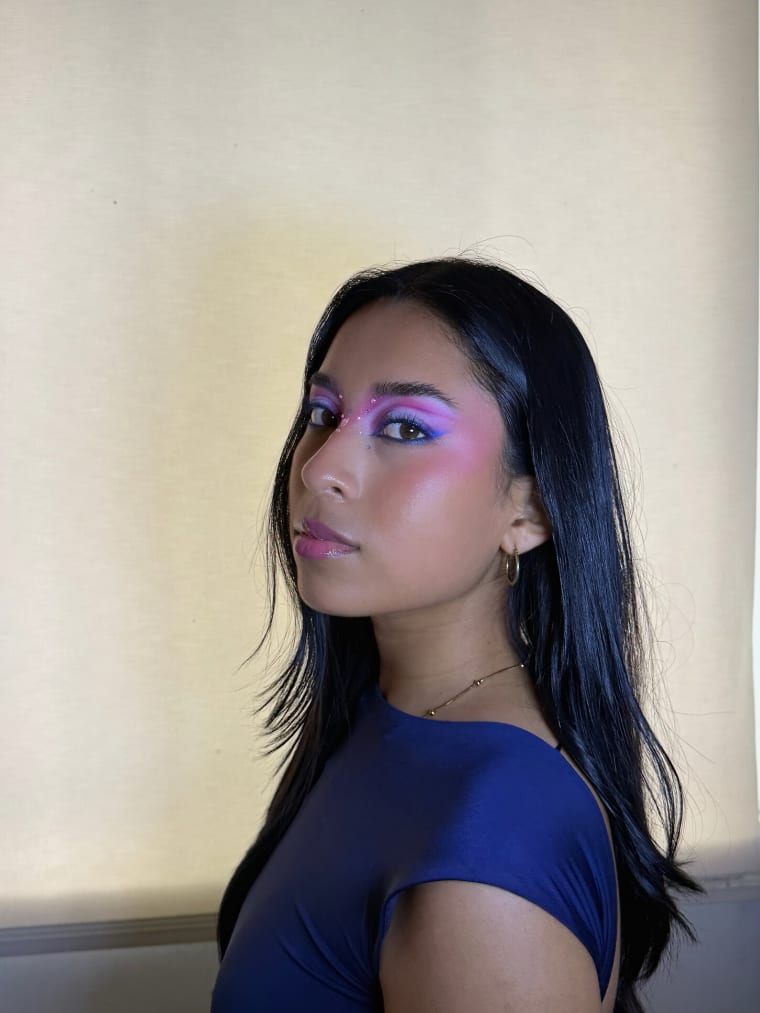 Maquillaje artístico con sombras rosa y glitter