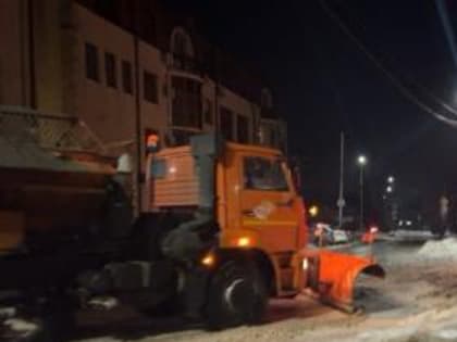 В Таганроге продолжается уборка городских территорий от снега