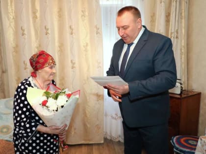 95-летие труженика тыла Марии Крячко: благодарность Волгодонска и юбилейная медаль 