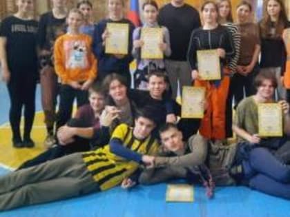 В Таганроге прошли соревнования среди школьников по скалолазанию «Вертикаль-2025»