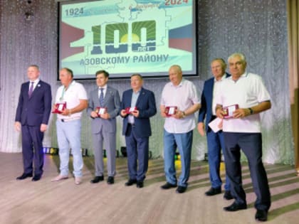 В ходе торжественного собрания в честь векового юбилея Азовского района на сцену пригласили присутствующих в зале Почетных Граждан для вручения им памятных знаков «100 лет Азовском
