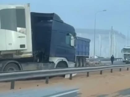 ДТП на М-4, зерновоз перегородил проезд в Ростовской области