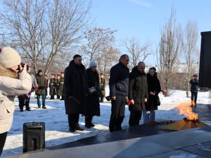 В День освобождения города Шахты к мемориалам возложили цветы