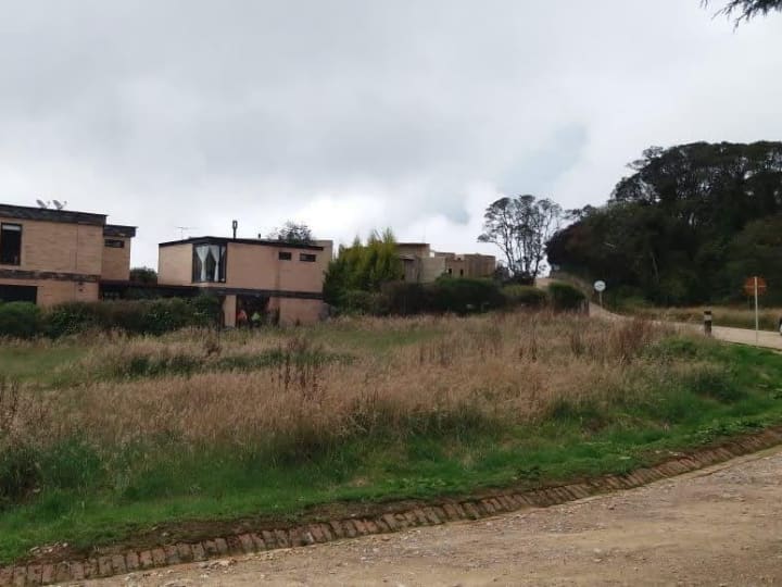 Excelente oportunidad de inversión en este lindo lote de 1956 M2 linda vista y tranquilidad.