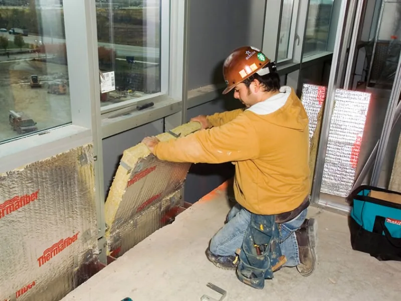 Trabajador instalando firespan