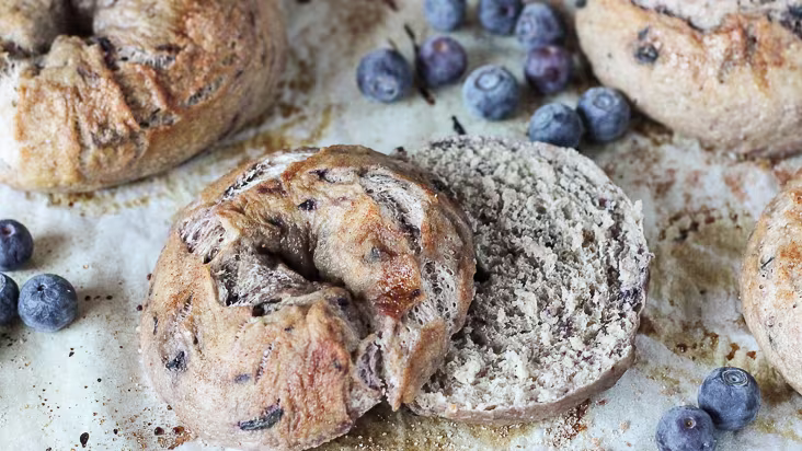 Deliciously Sweet Blueberry Bagel Recipe: Perfect for Breakfast or Snack!