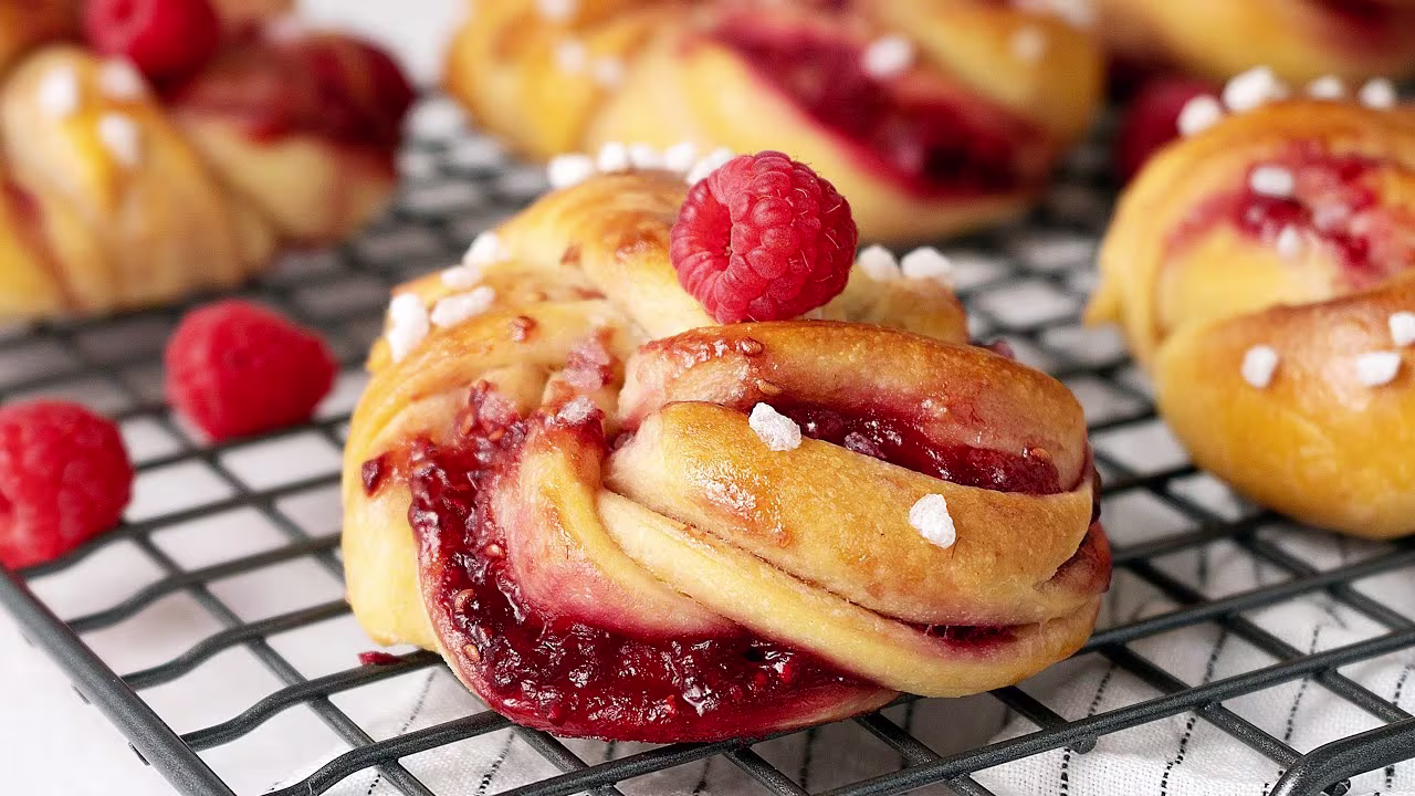 Delicious Raspberry Buns Recipe: Sweet Treats for Any Occasion
