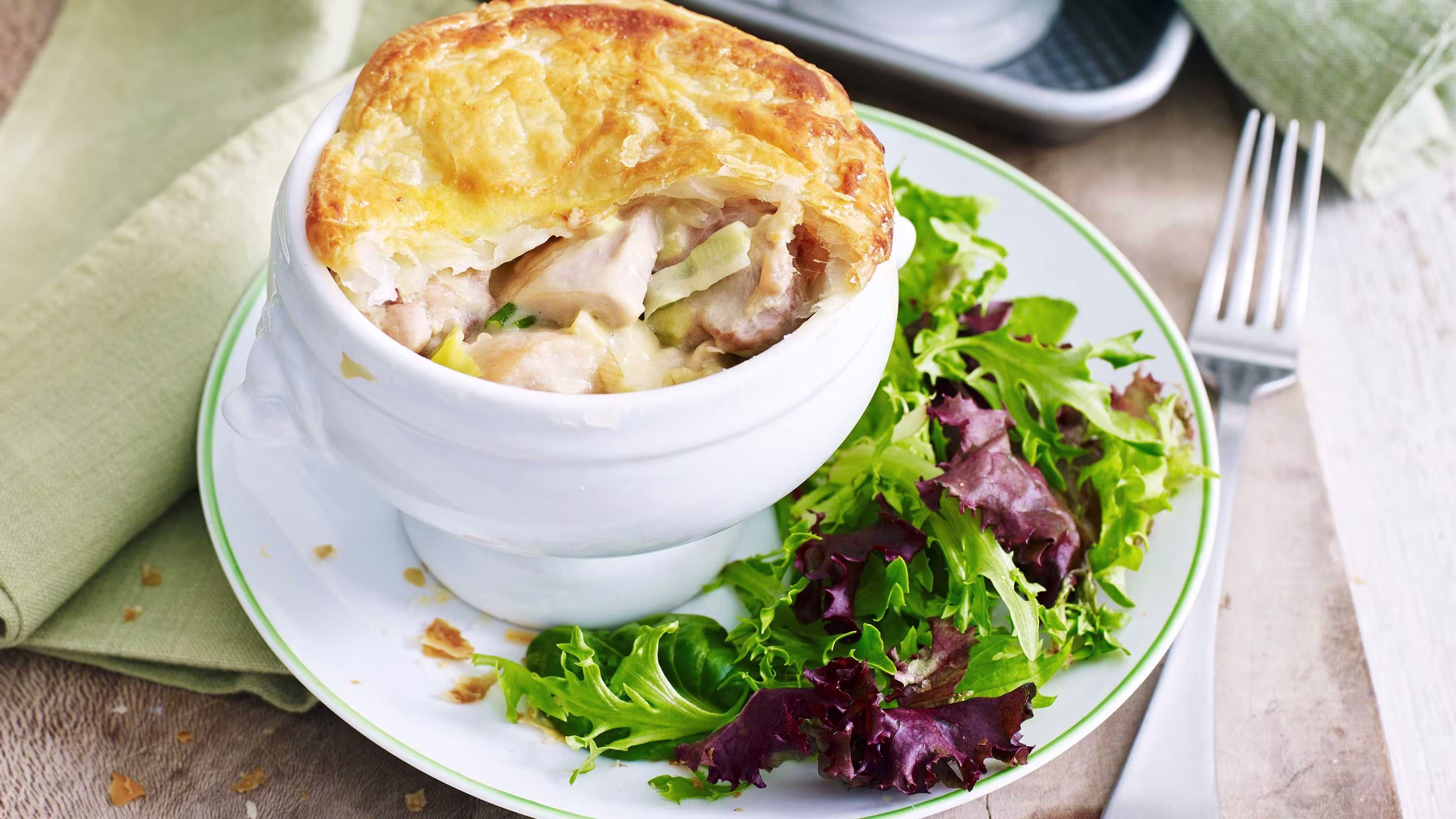 Deliciously Creamy James Martin Chicken and Leek Pie Recipe to Warm Your Heart