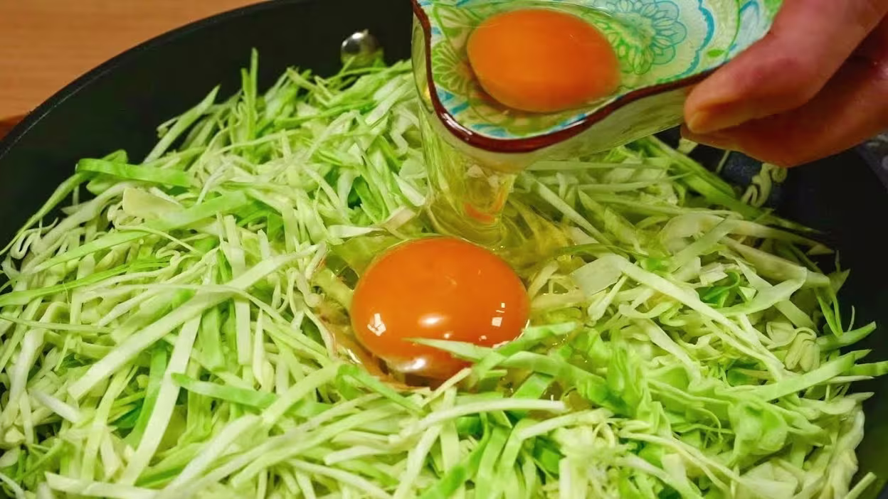 Delicious Cabbage and Egg Recipe: A Quick and Nutritious Meal in Minutes!