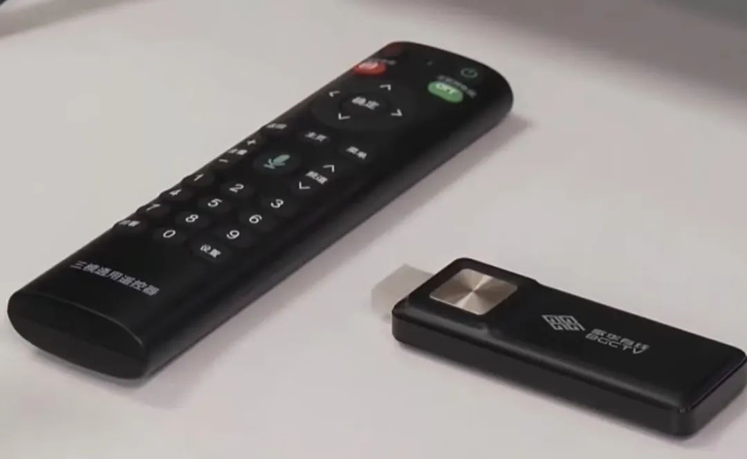 小型电视适配器与遥控器示意图