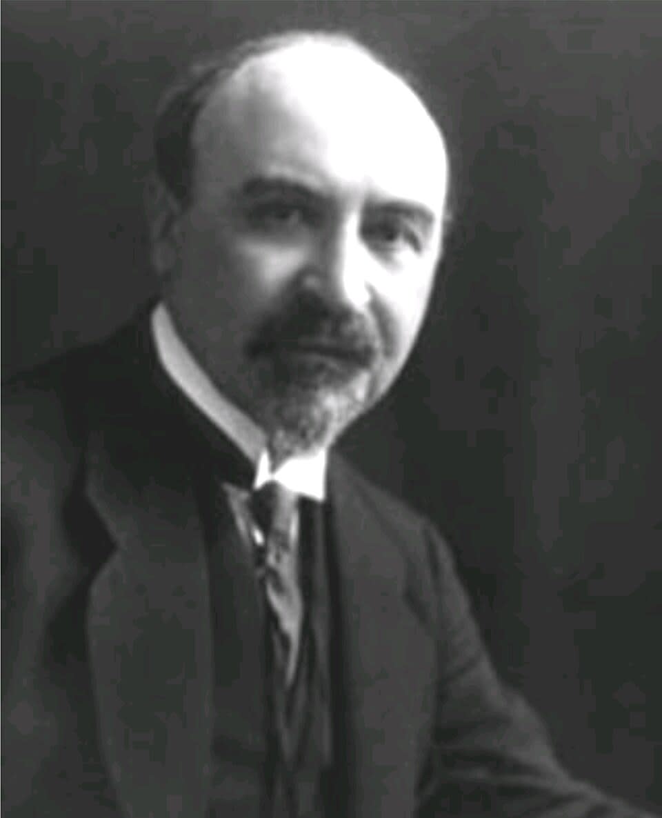 Black and white portrait of chemist Leo Baekeland, a middle-aged man with a moustache, in a suit and tie, around 1906.