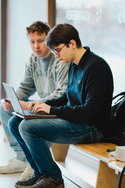 Student achter de laptop