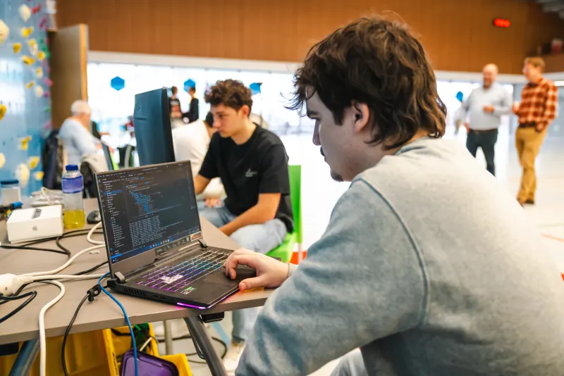 Student aan het programmeren