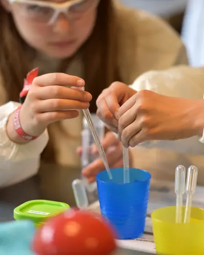 bilim at%C3%B6lyesi deney yapan %C3%A7ocuk jd0u7p