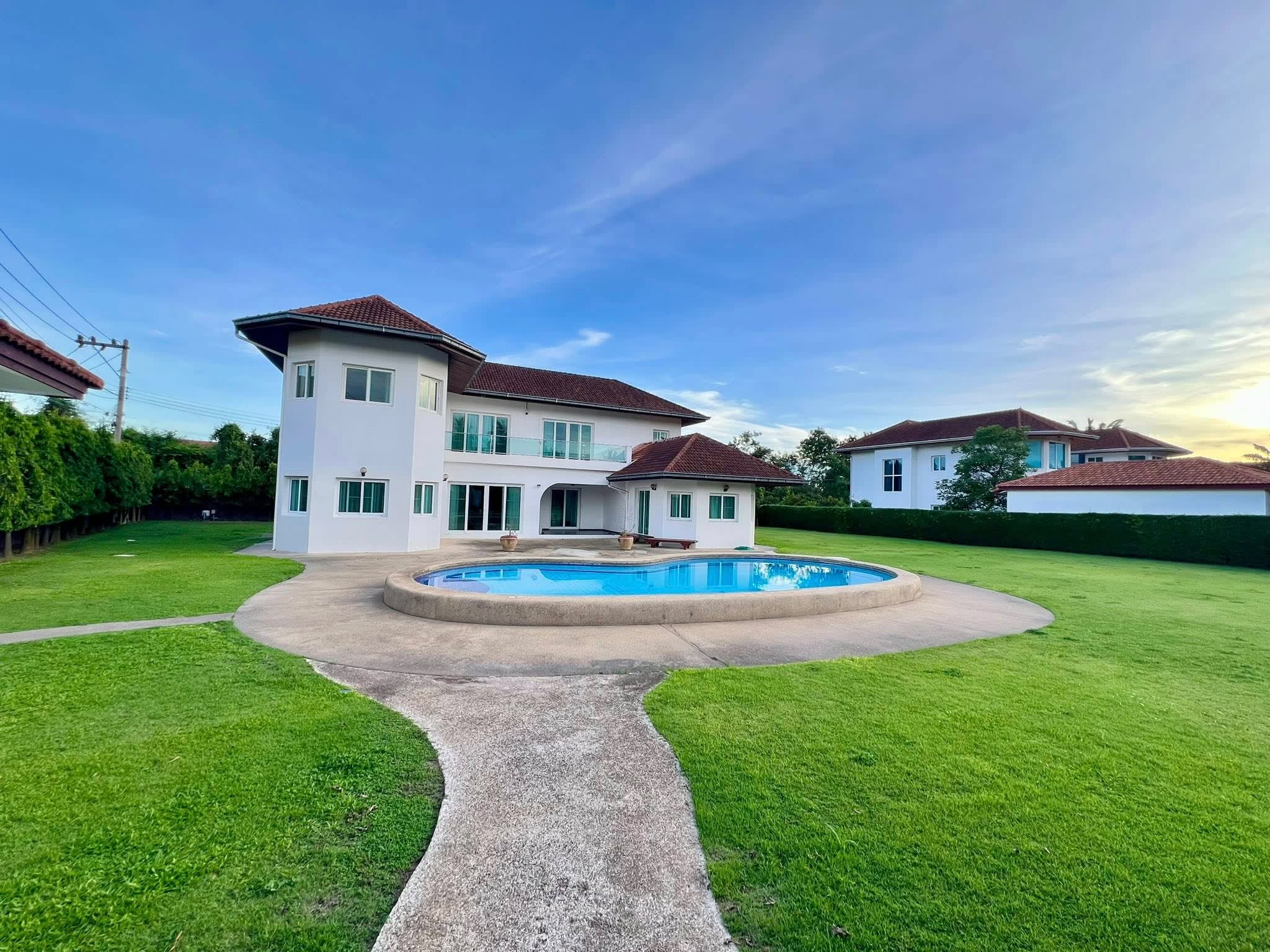 Luxury Pool Villa Near Mabprachan Lake