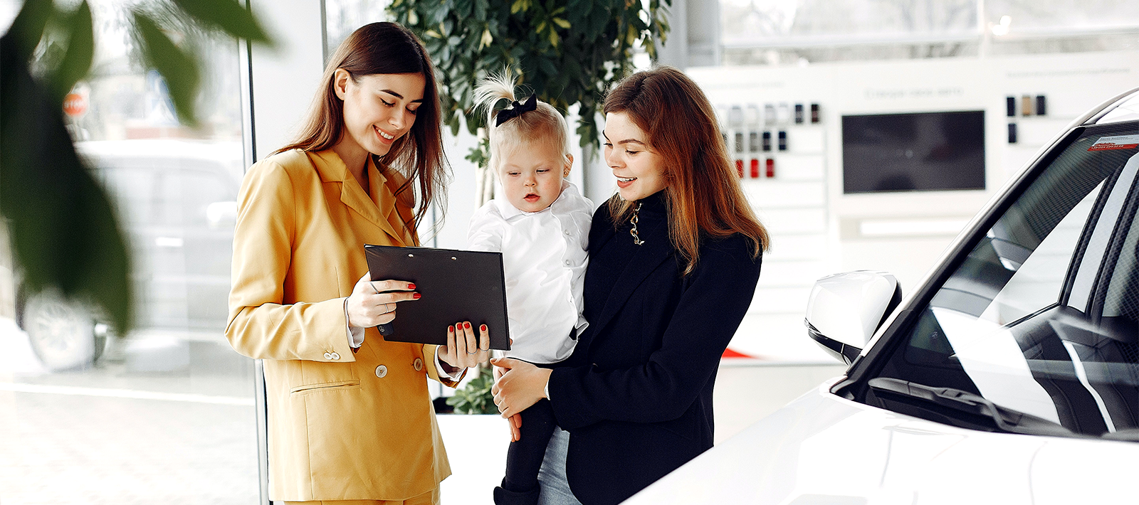 ladies buying a car with child