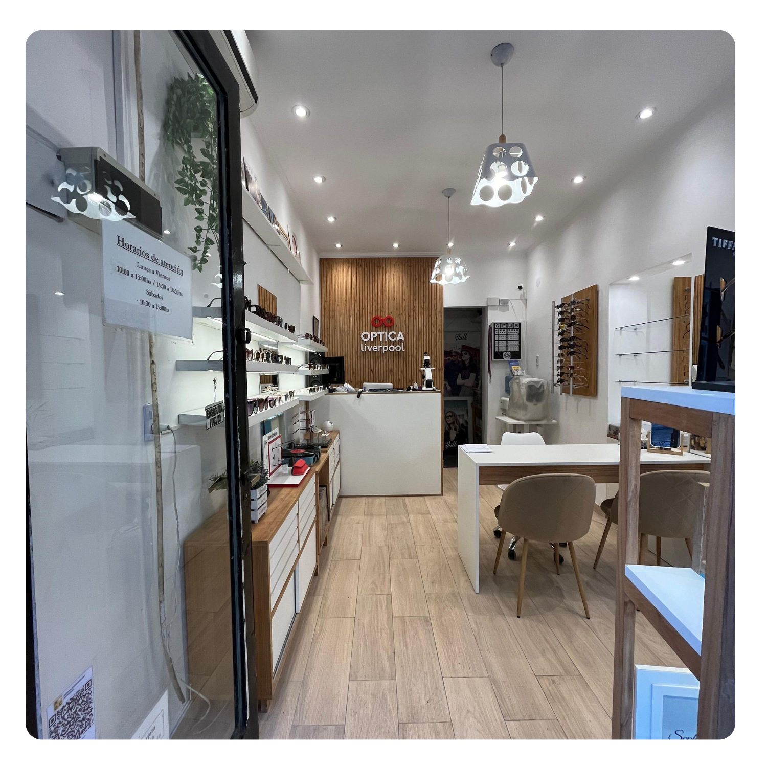 Interior Óptica Liverpool