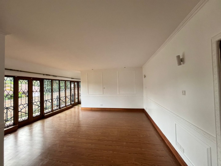 5-Bedroom Townhouse to Let