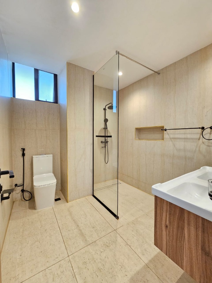 Unfurnished 3-Bedroom Penthouse with DSQ fo Rent