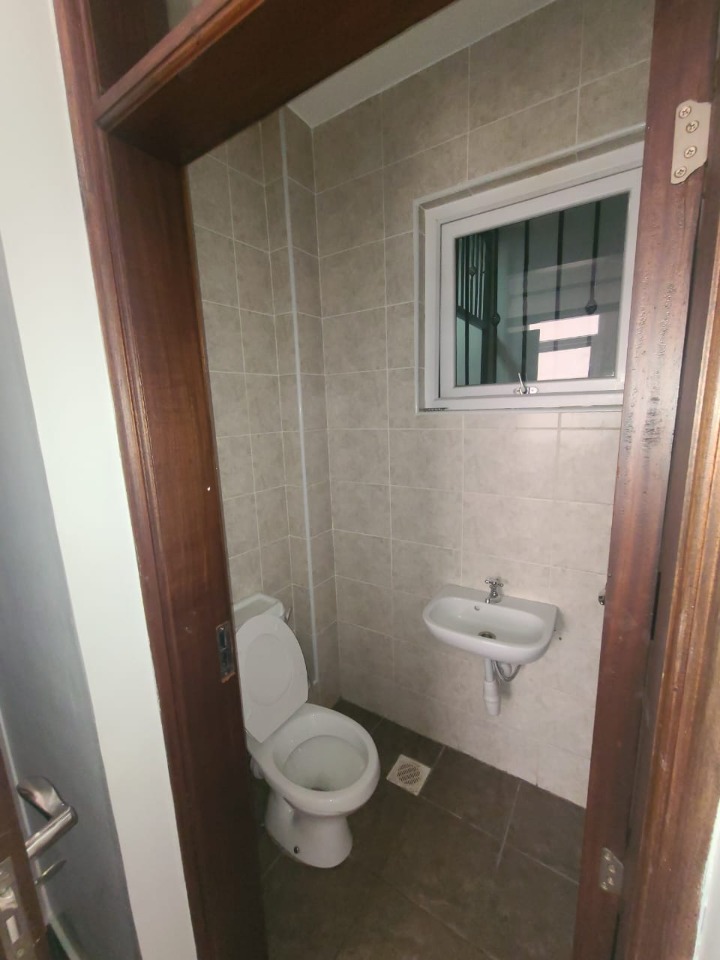 Unfurnished 2 bedroom apartment with DSQ for Rent