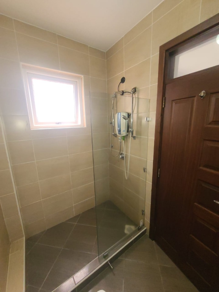 Unfurnished 2 bedroom apartment with DSQ for Rent