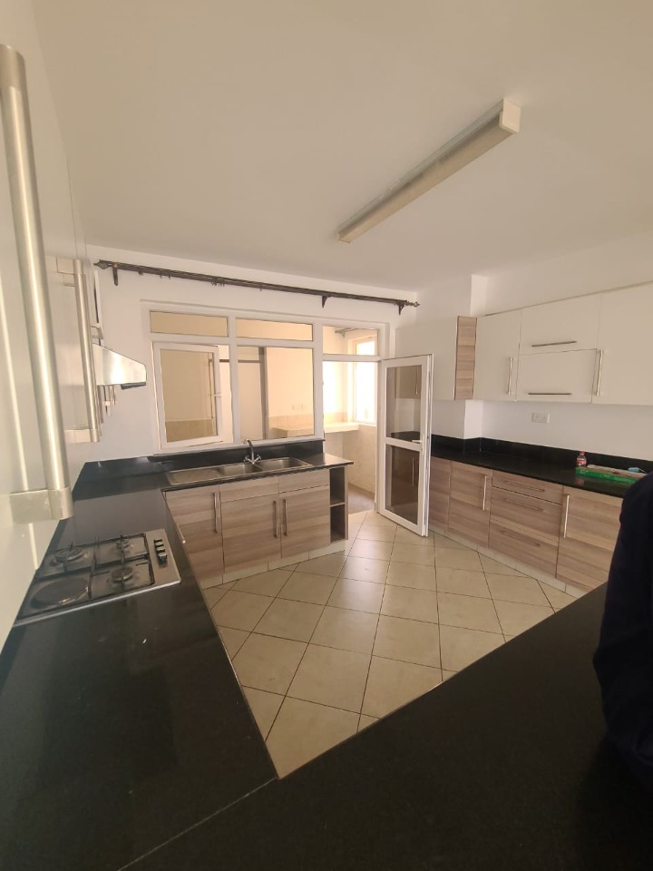 Unfurnished 2 bedroom apartment with DSQ for Rent