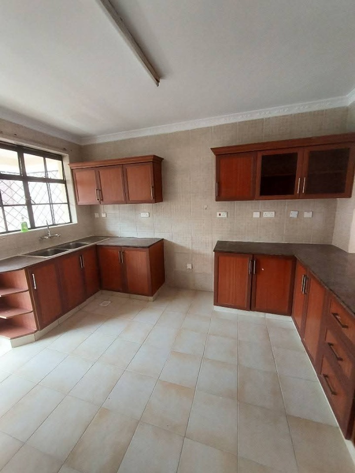 3 Bedroom All Ensuite Apartment with DSQ to Let