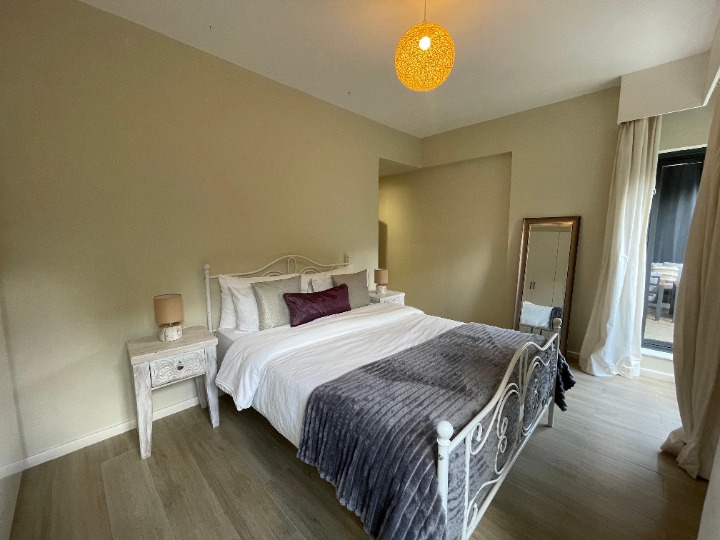 Furnished 2-Bedroom Apartment for Rent – Riverside