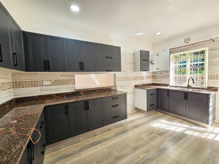 Kitisuru – Standalone 4-Bedroom Bungalow + 2-Bedroom Guest Wing for Rent