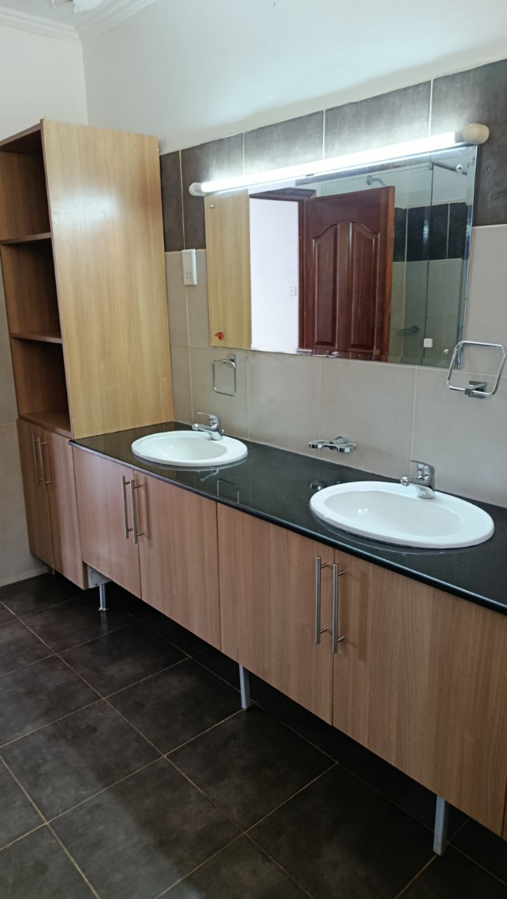 Kitisuru – 5 Bedroom Townhouse + DSQ to Let