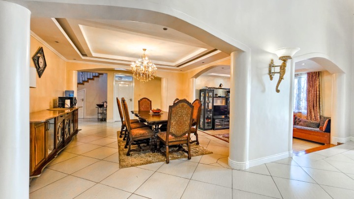 Upper Level En-Suite Bedroom for rent