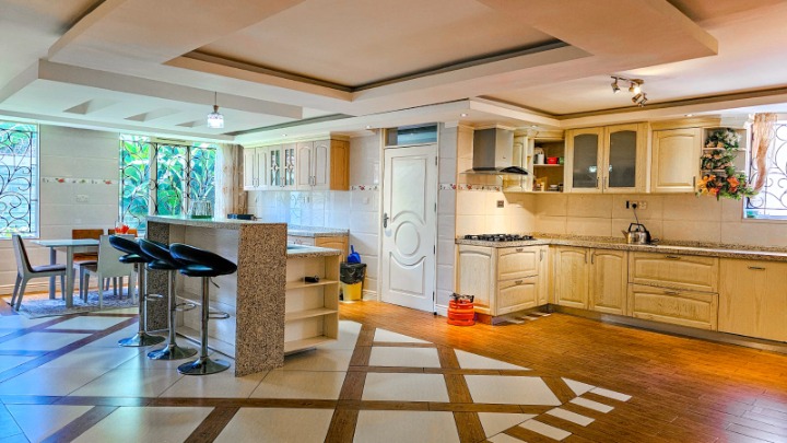 Upper Level En-Suite Bedroom (West Wing)