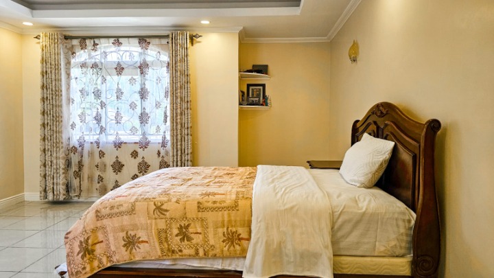 Upper Level En-Suite Bedroom (Near Study/Conference Space)