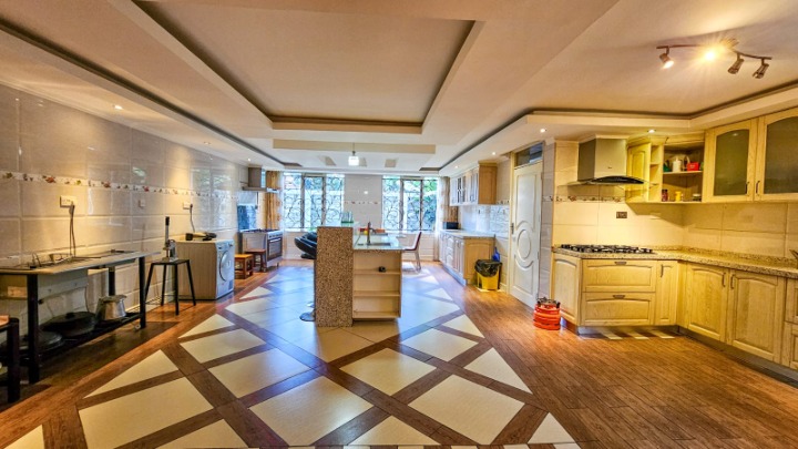 Upper Level En-Suite Bedroom (Near Study/Conference Space)