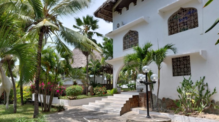 8-BEDROOM FURNISHED HOUSE FOR SALE IN WATAMU