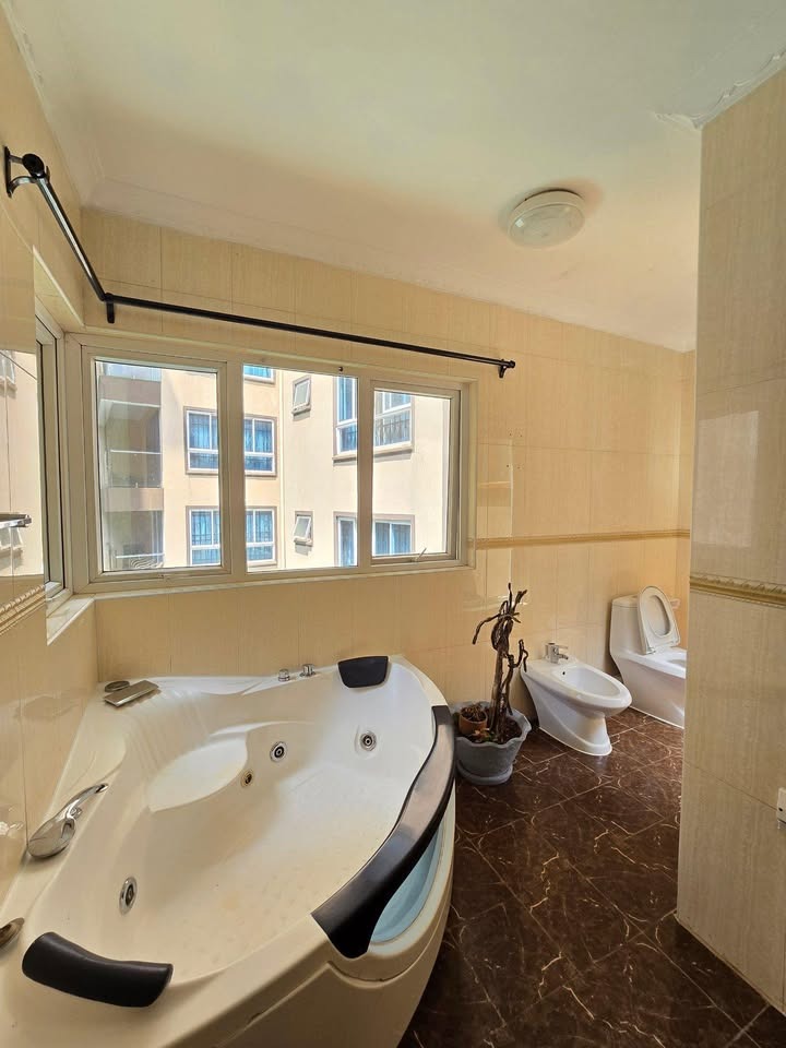 4-Bedroom Townhouse For Rent in Riverside