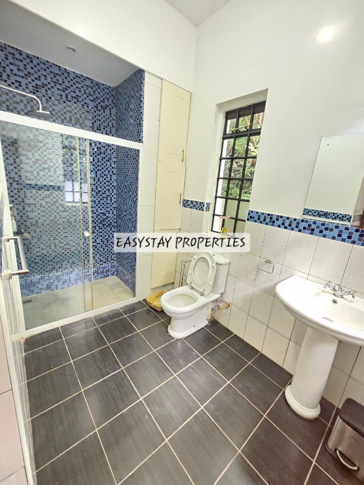 4BEDROOM HOUSE+DSQ TO LET