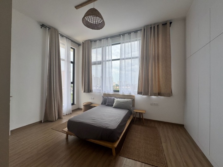 LAVINGTON – 3 Bedroom Furnished Penthouse + DSQ to Let