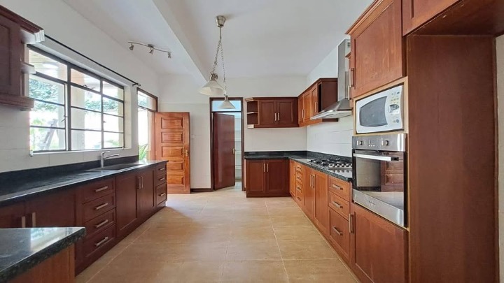 SPRING VALLEY – 4-BEDROOM TOWNHOUSE + DSQ TO LET