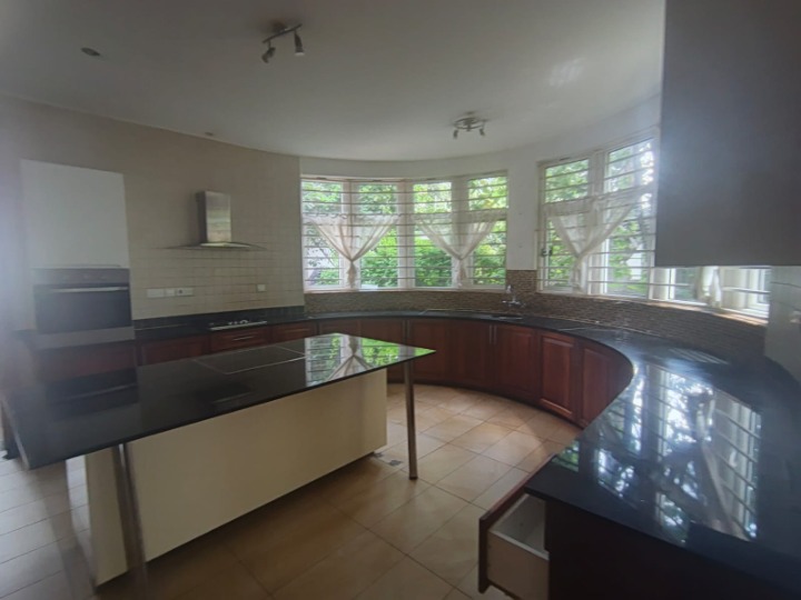 ROSSLYN | 5-BEDROOM HOUSE TO LET