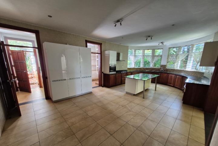 TO LET: 6-BEDROOM MANSION + DSQ | ROSSLYN