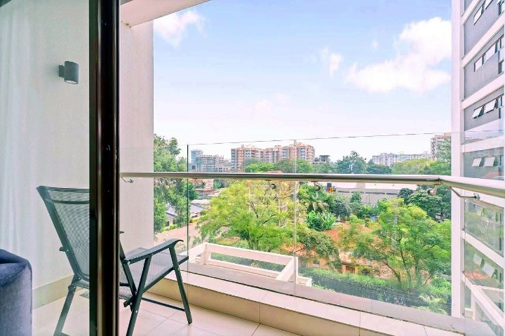 FURNISHED & SERVICED 1-BEDROOM APARTMENT TO LET - LAVINGTON
