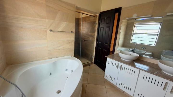 KILIMANI- 2 BEDROOM + DSQ APARTMENT TO LET