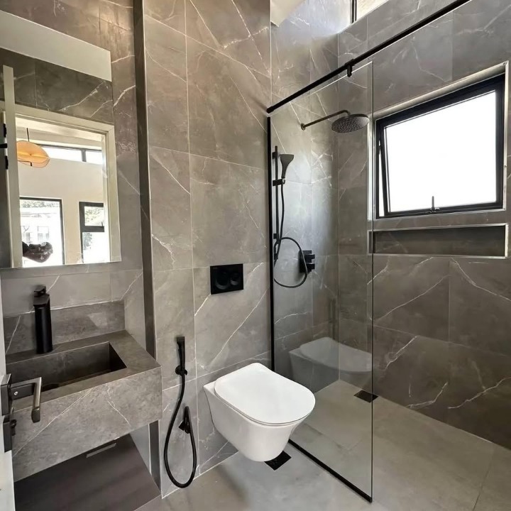 RUNDA - 5 BEDROOM TOWNHOUSE WITH DSQ FOR RENT