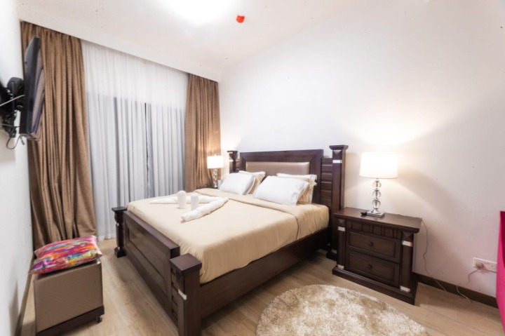 FURNISHED 3-BEDROOM APARTMENT + DSQ FOR RENT - RIVERSIDE