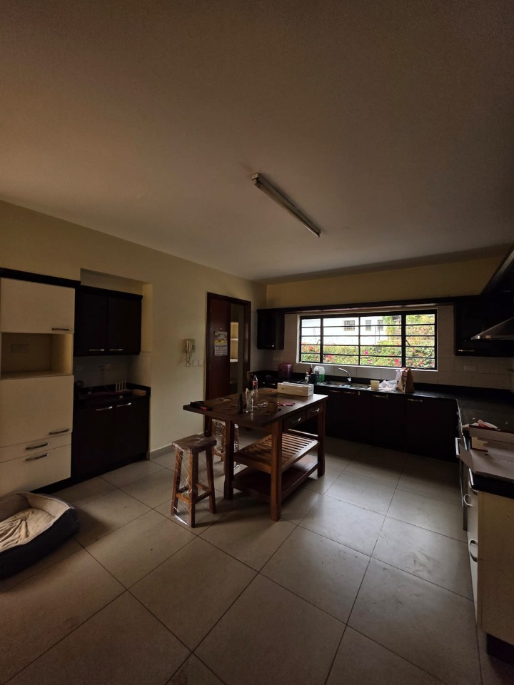 5 BEDROOM CORNER TOWNHOUSE TO LET IN LAVINGTON